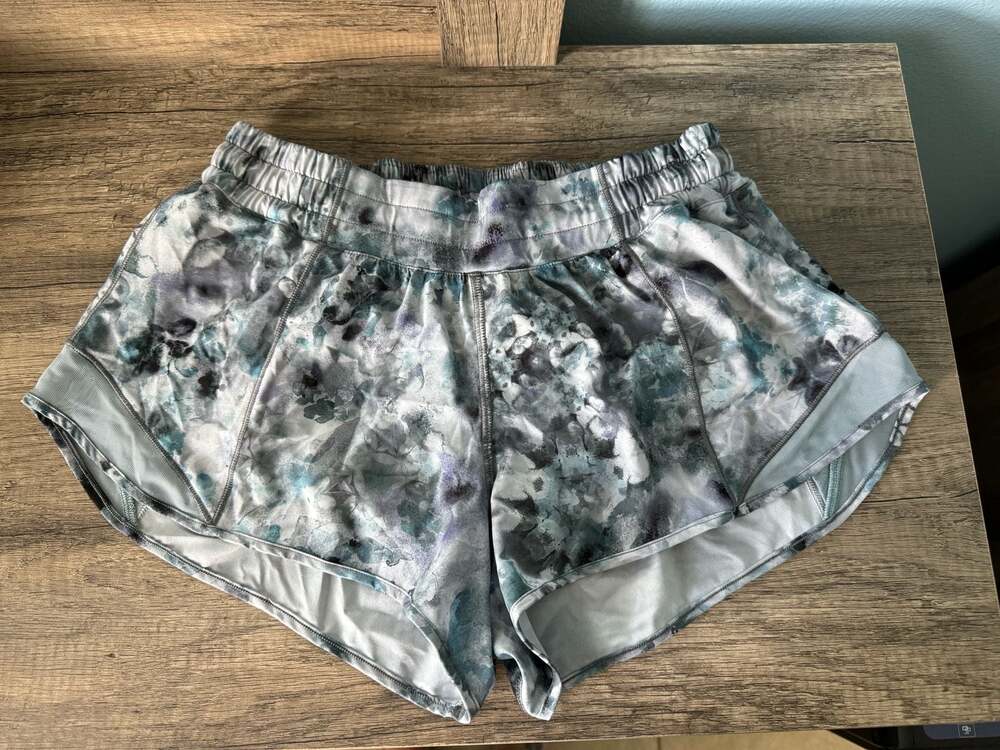 Lululemon Hotty Hot Low-Rise Lined Short 2.5" Kaleidofloral Multi